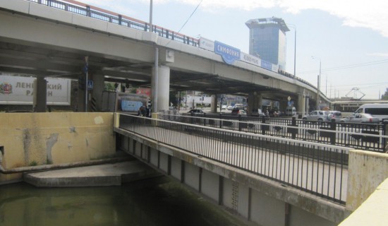 Вид на два моста: мост через реку Темерник (внизу), который ведет в город, и Темерницкий мост через реку Дон