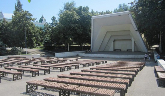 Летняя концертная эстрада в центральном парке Ростова