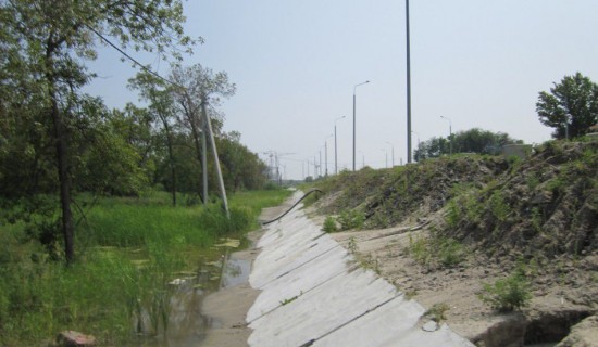 Плиты крепления откоса дорожной насыпи после реконструкции дороги под мостом - стала собираться вода, раньше такого не было