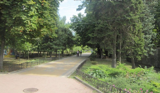 Прогулочный тротуар в парке