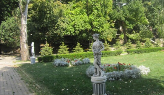 Скульптуры по углам цветочных ковров парка, сохранились с исторических времен