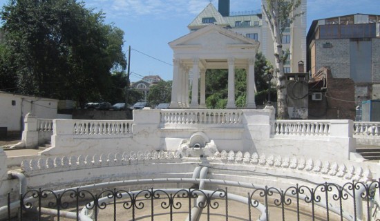 Каменная Ротонда и фонтан, сохранился со времен основания парка, здесь когда также был Западный выход на Таганрогский проспект