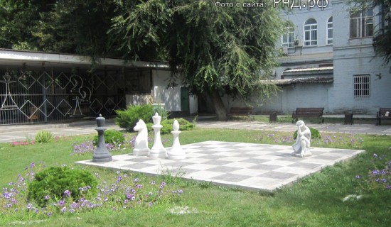 Скульптурная композиция из шахмат и мыслителя