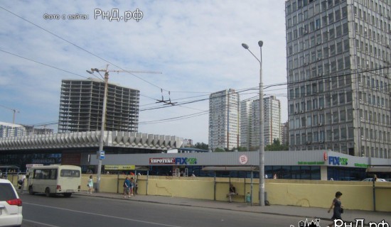 Главный автовокзал слева, справа высотное здание - администрация автовокзала, по середине желтый бордюр - это бетонное ограждение реки Темерник