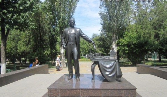 Памятник городскому голове Андрею Байкову, при котором появился впервые водопровод в Ростове и много других новшеств в городской жизни