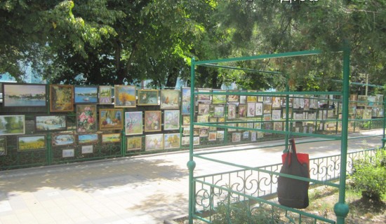 Ростовские художники продают свои картины на аллее в парке Горького