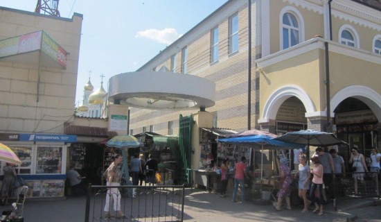 Восточный вход на Центральный рынок со стороны Семашко