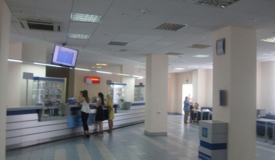 Операционный зал Почтамта, в котором обслуживают посетителей
