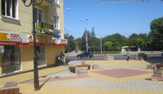 памятник Сантехнику на перекрестке Соборного переулка и ул. Большая Садовая