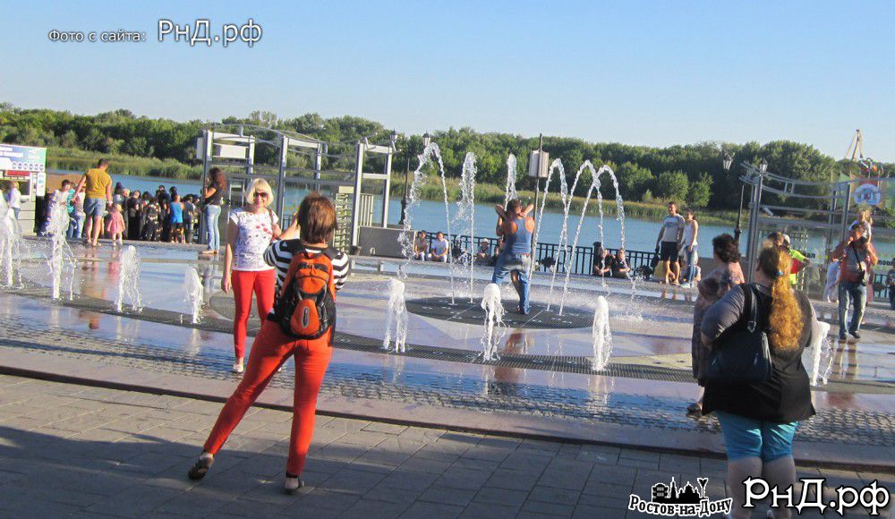 Ростовчане отдыхают на день города у танцующего фонтана на набережной