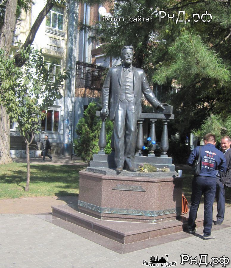 Памятник А.П.Чехову в Ростове-на-Дону