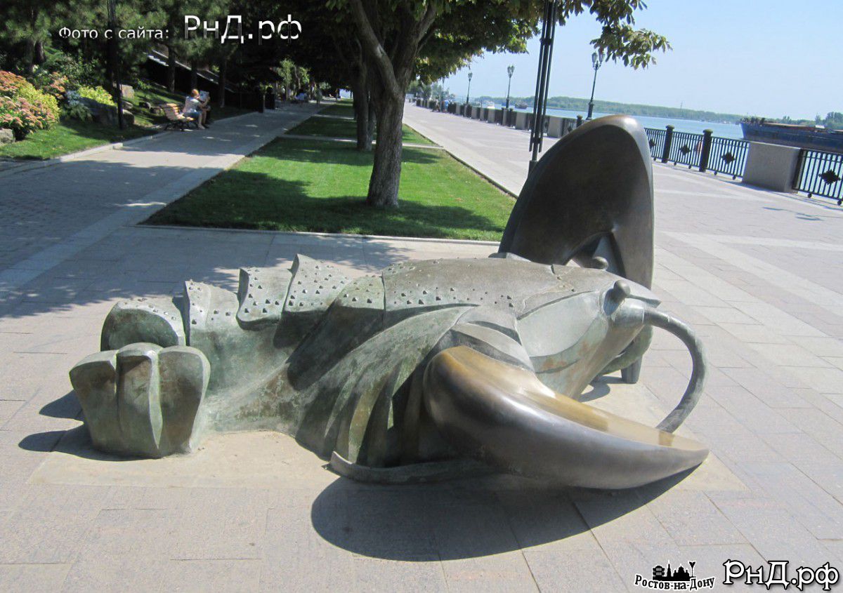 Скульптура "Рак" на набережной
