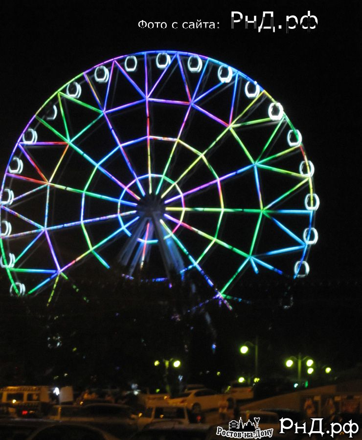 Ночной вид на колесо обозрения на Театральной площади