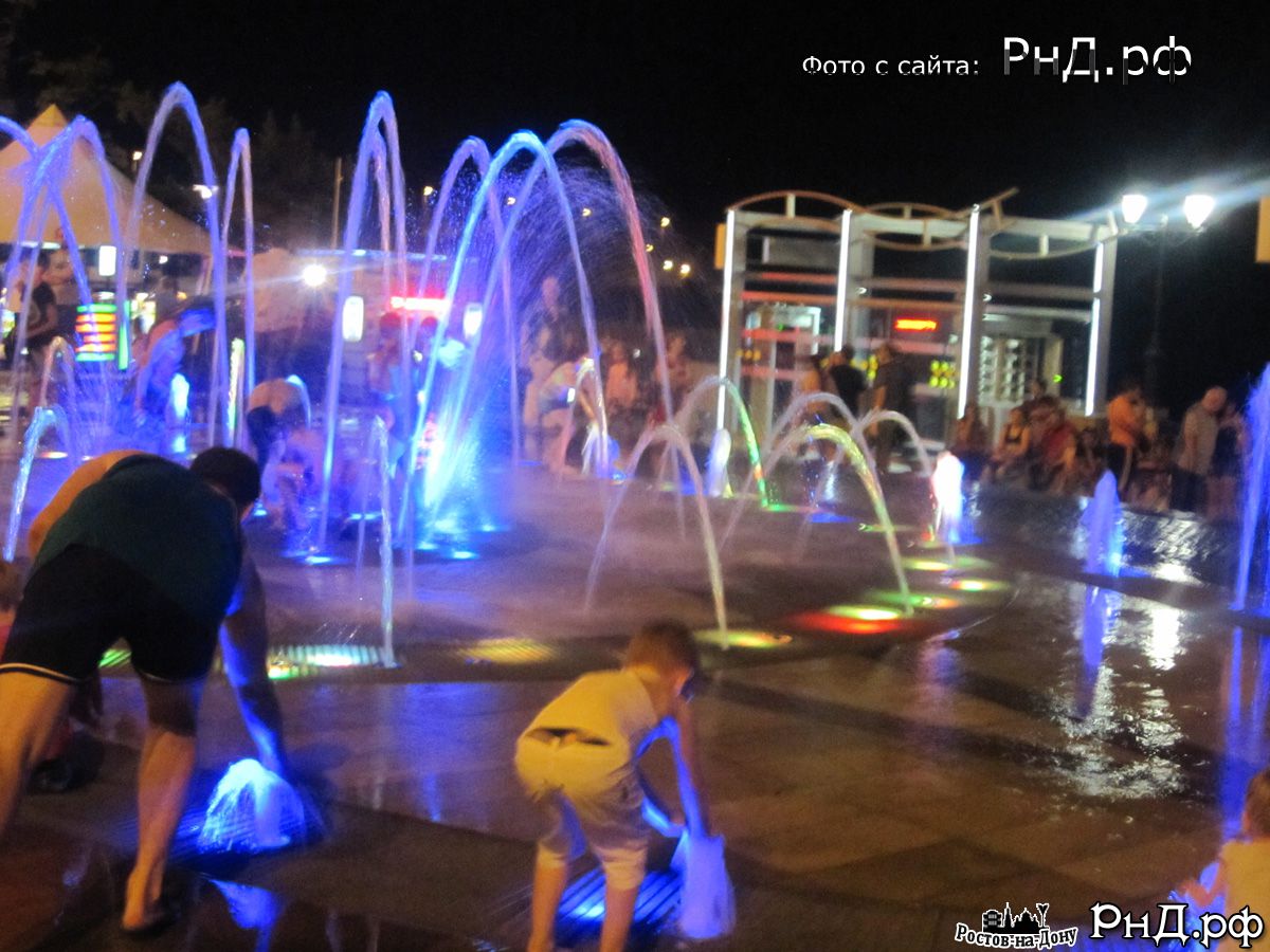 Танцующий фонтан на ночной набережной Ростова