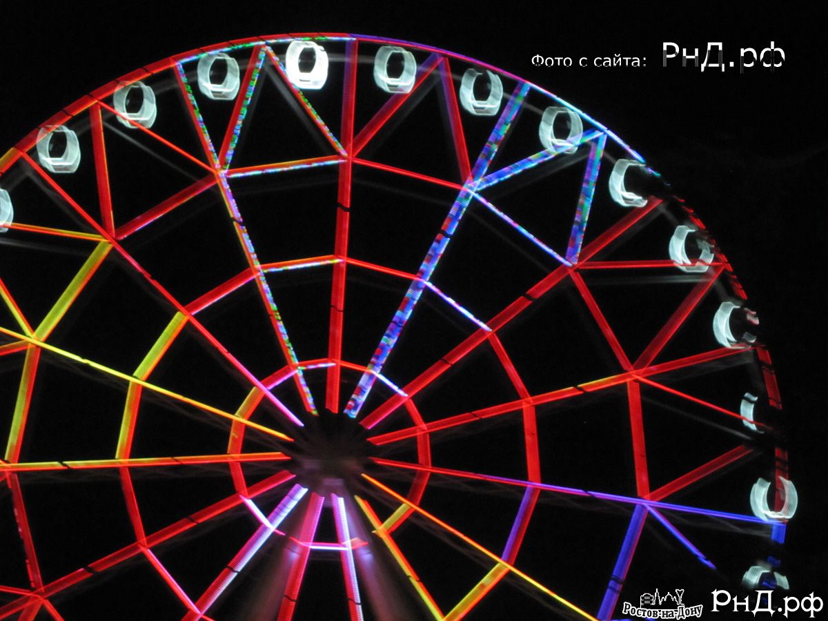 Разноцветная иллюминация колеса обозрения 