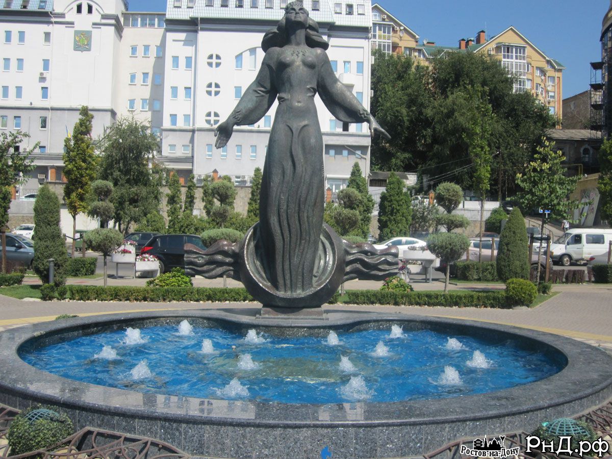 Памятник Ростовчанке с фонтаном у подножия