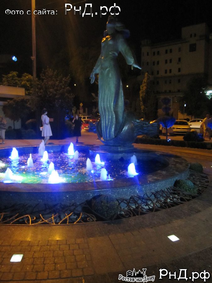 Ночная подсветка фонтана у памятника Ростовчанке на набережной