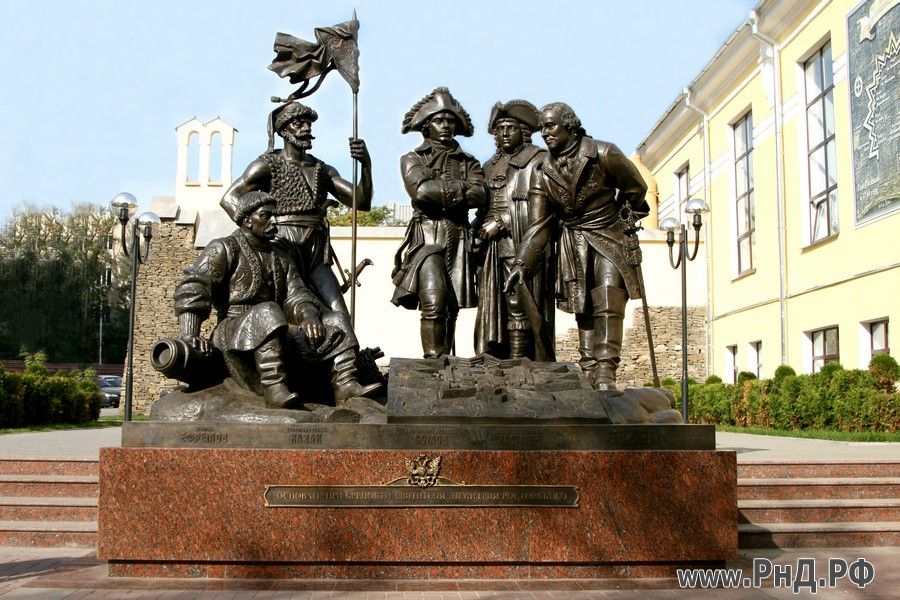 Памятник Основателям крепости Святителя Дмитрия Ростовского выполнен из бронзы и гранита