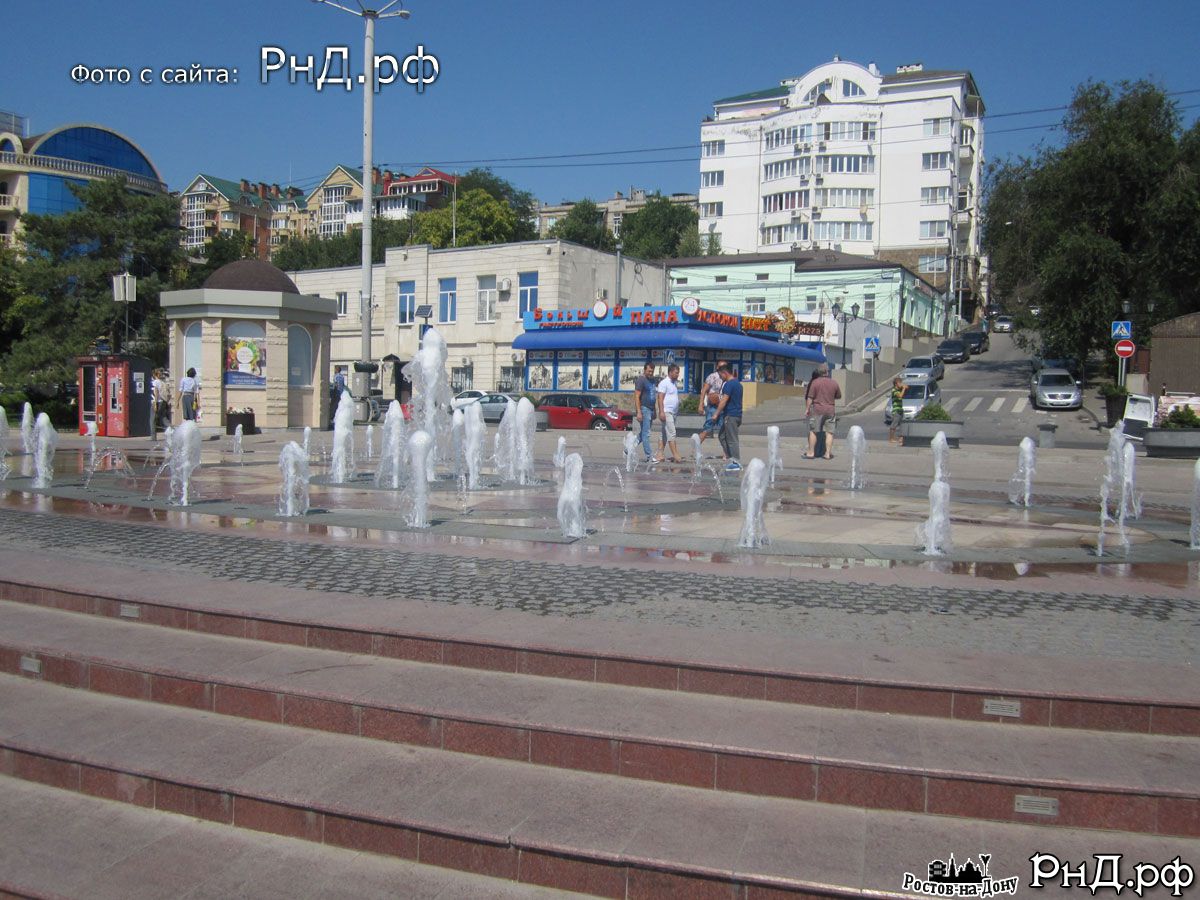 Петровский фонтан на набережной