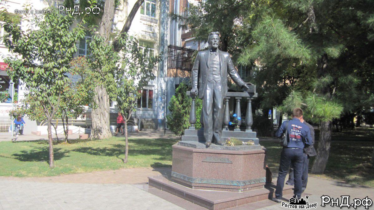 Памятник А.П.Чехову в районе перекрестка Пушкинской с ул.Чехова