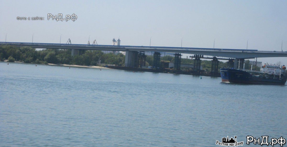 Вид на Ворошиловский мост и баржу под ним