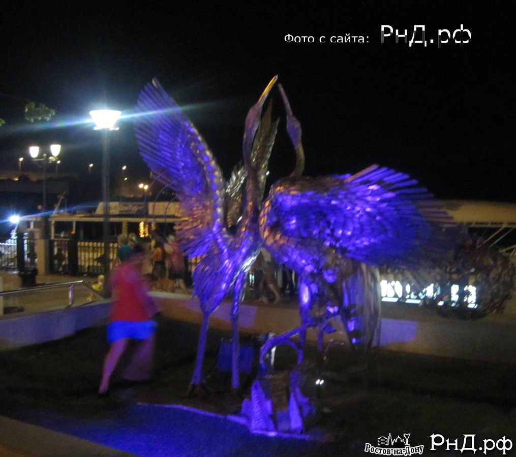 Скульптура "Журавли" на ночной набережной