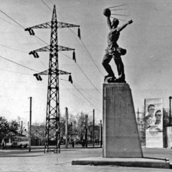 Памятник в честь запуска первого спутника после переноса на пл. Энергетиков в Ростове